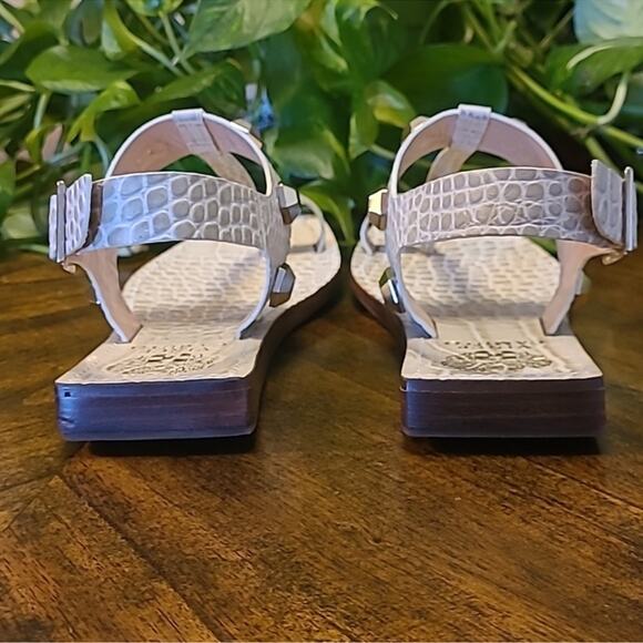 Vince Camuto Dailette Flat Sandal Size 8.5 Taupe Leather T-Strap Toe-Ring New - Picture 7 of 12